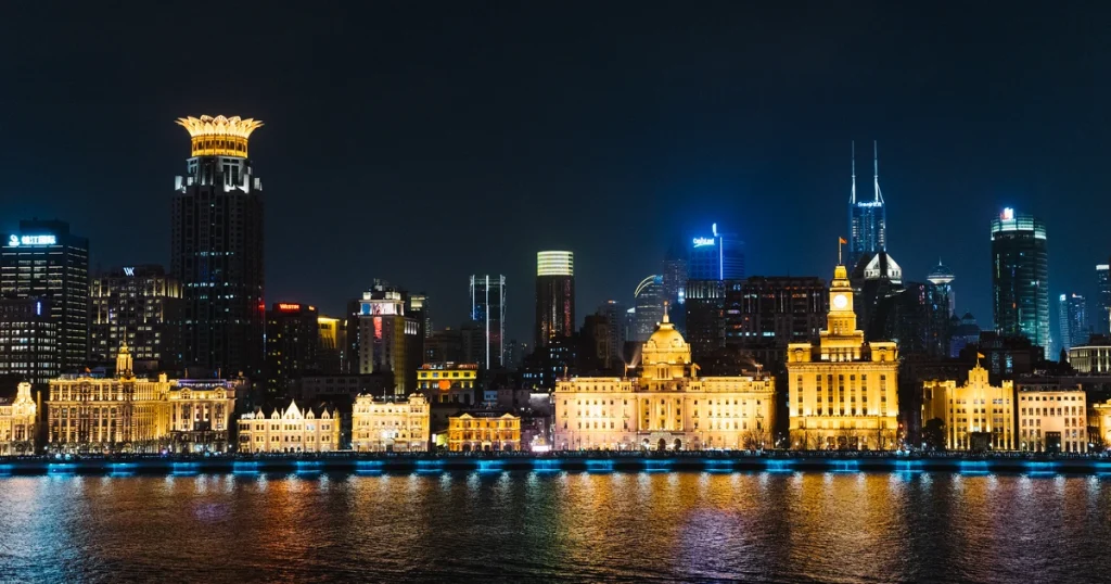 上海跨年好去處2026–2027|外灘、遊船與迪士尼怎麼選 Shanghai New Year Eve Cover 2026 1024x538
