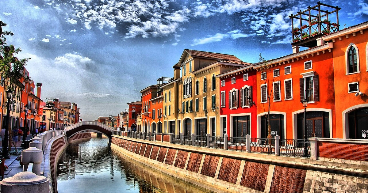 Christmas in Tianjin 2026: Dinner, Wuqing Shopping and Theatre Plans The canal and shop buildings at Florentia Village Beijing–Tianjin in Wuqing, dated 10 July 2011 by the source
